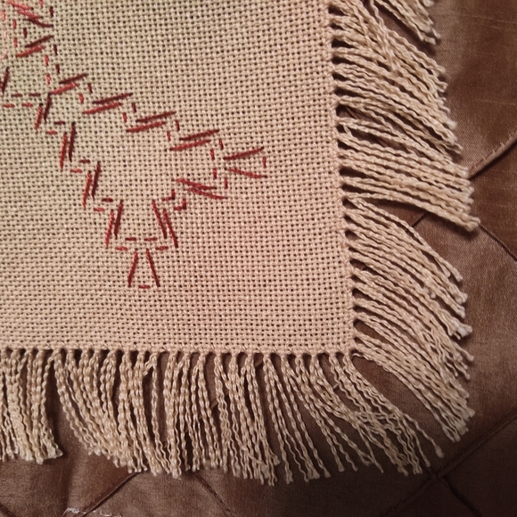 2 NWOT hand embroidered doilies - Picture 3 of 7